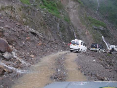 Dangerous road while travelling to Nathu La Pass